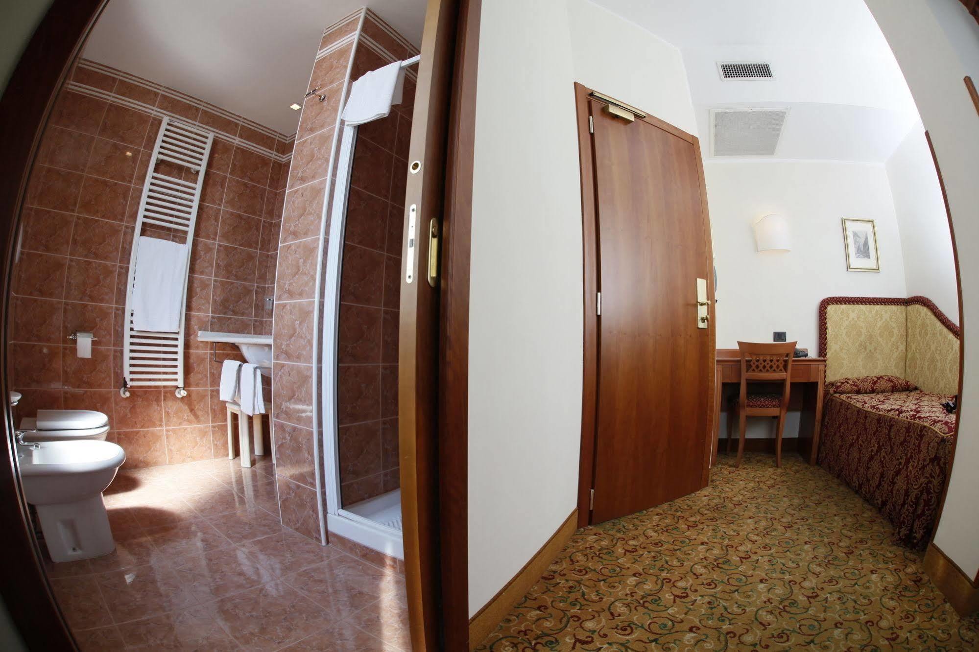 Hotel Colonna Brindisi Extérieur photo