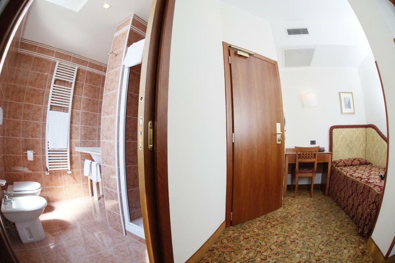 Hotel Colonna Brindisi Extérieur photo